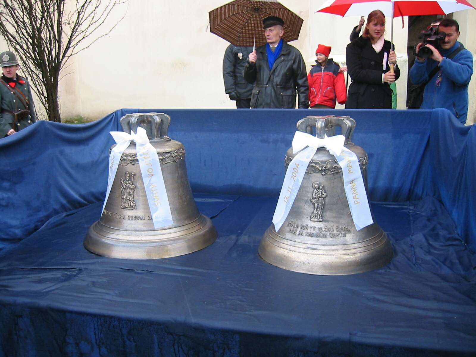 Zvony (z leva) Svatý Vojtěch a Panna Maria