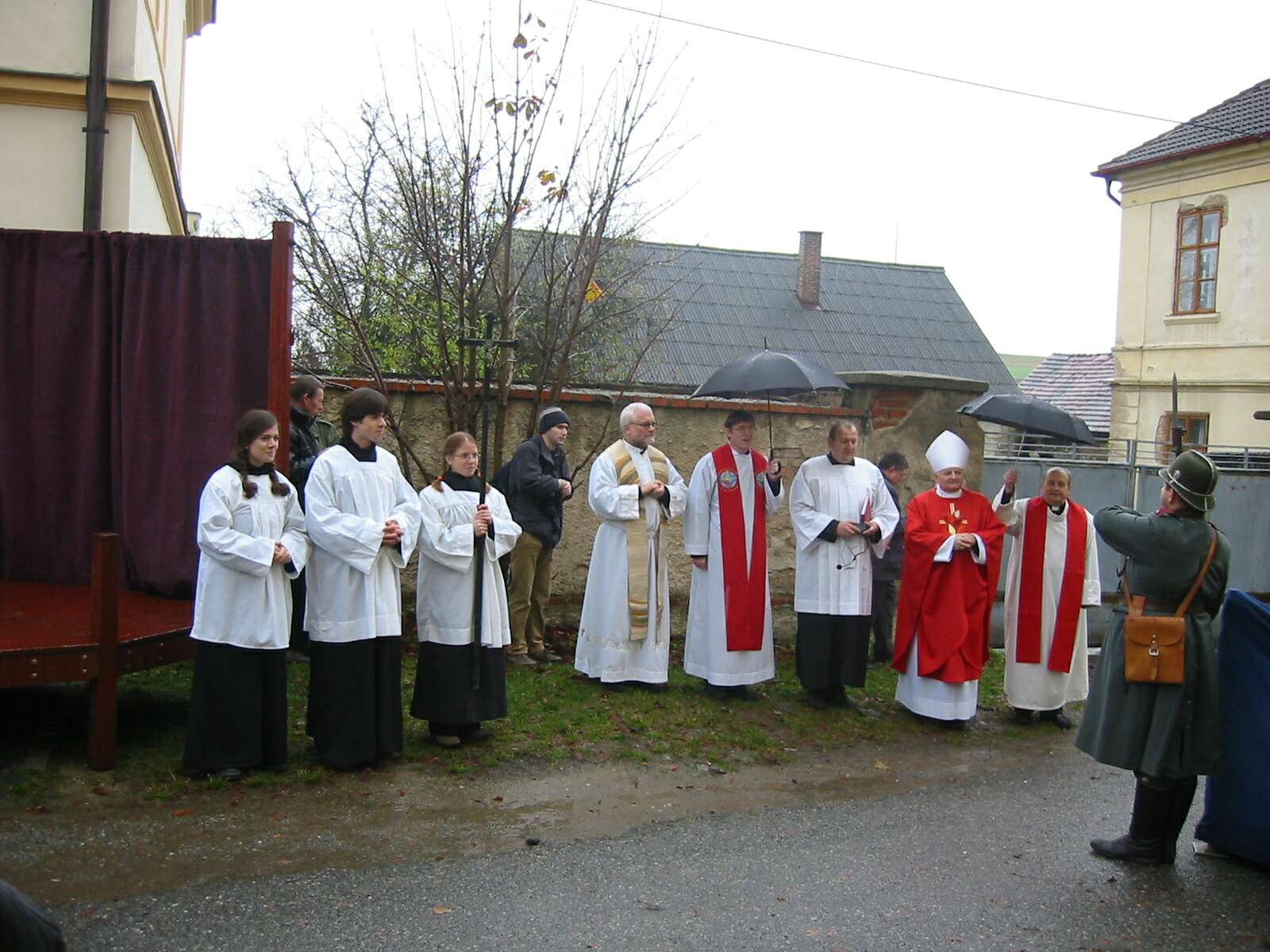 Mons. Karel Herbst v doprovodu duchovních