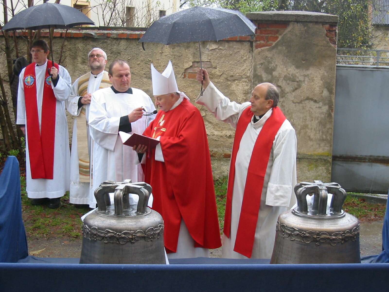 Pomocný biskup Pražské kapituly Mons. Karel Herbst žehná zvonům a...