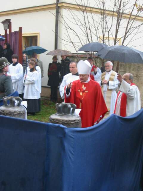 ...kropí je svěcenou vodou (světí je) ...kropí je svěcenou vodou (světí je)