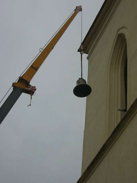 ...ke gotickému věžnímu oknu... ...ke gotickému věžnímu oknu...