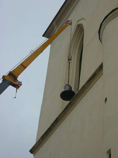 ...kterým je vsunut do věže ...kterým je vsunut do věže