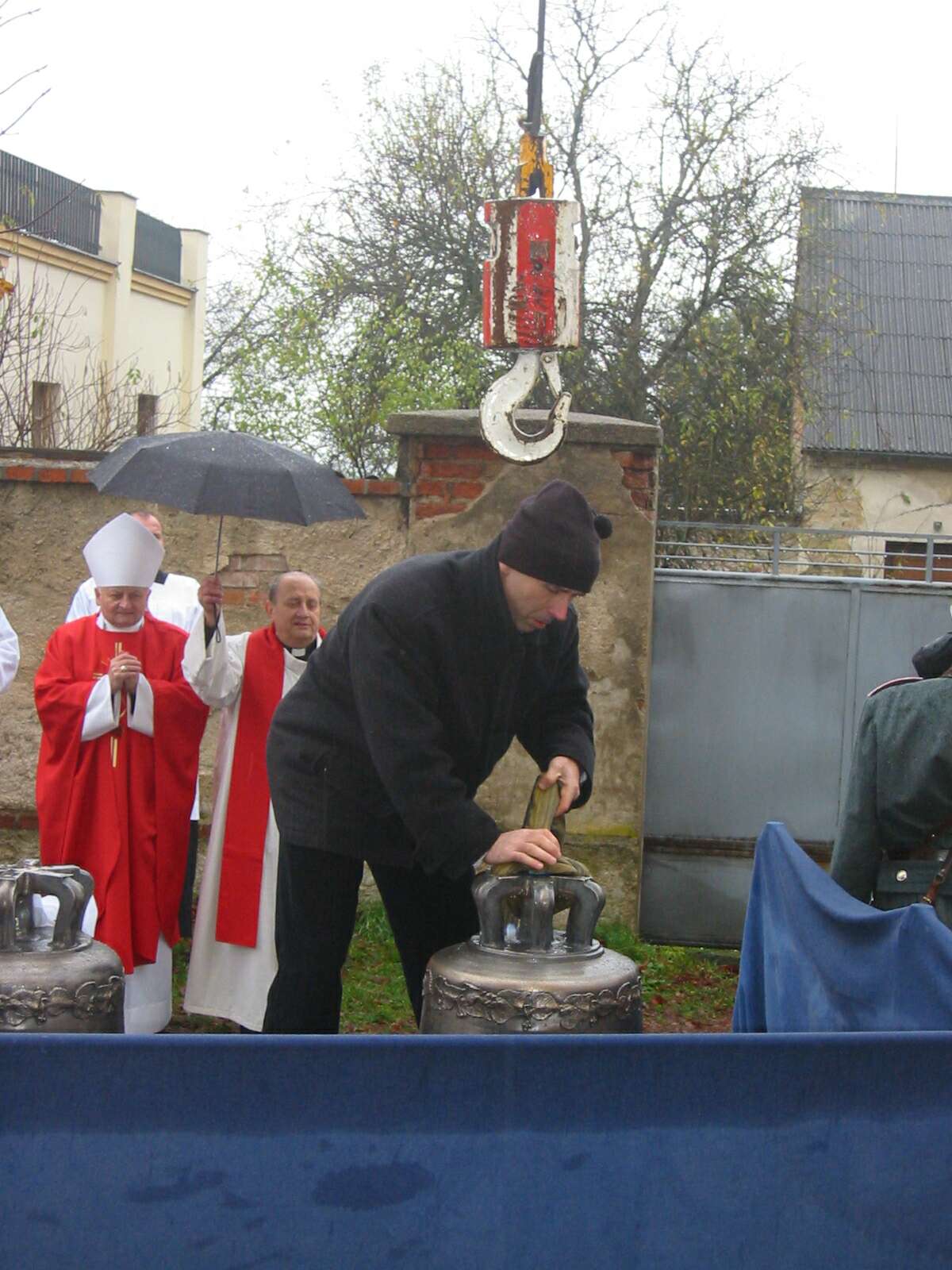 Zvonař (bohužel neznám jméno) připravuje Marii ke zvednutí jeřábem