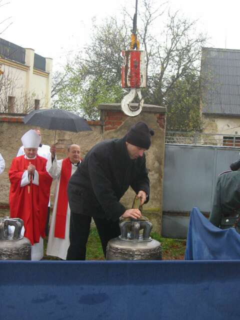 Zvonař (bohužel neznám jméno) připravuje Marii ke zvednutí jeřábem Zvonař (bohužel neznám jméno) připravuje Marii ke zvednutí jeřábem